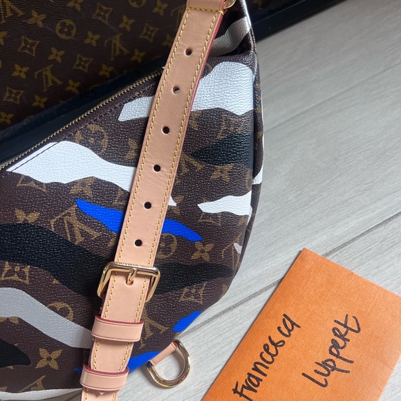 Louis Vuitton x League of Legends BUMBAG - Picture 6 of 13